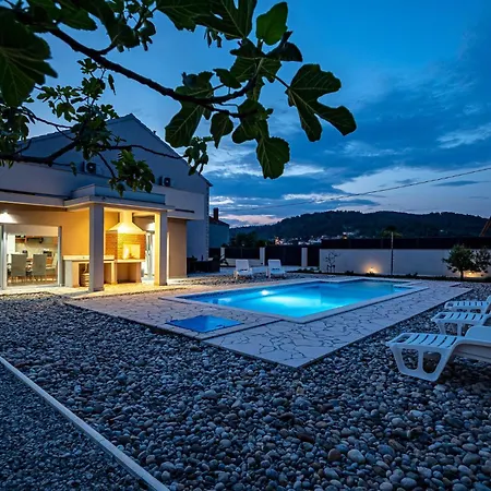 بيت للعطل 5 Bedroom In فيلا لوكا