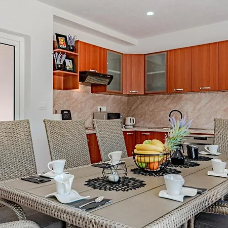 5 Bedroom In بيت للعطل