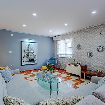 بيت للعطل 5 Bedroom In