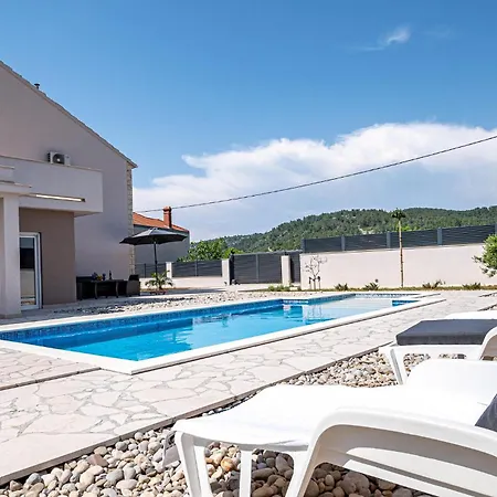 بيت للعطل 5 Bedroom In فيلا لوكا