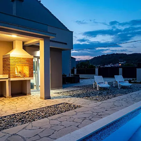 5 Bedroom In بيت للعطل فيلا لوكا