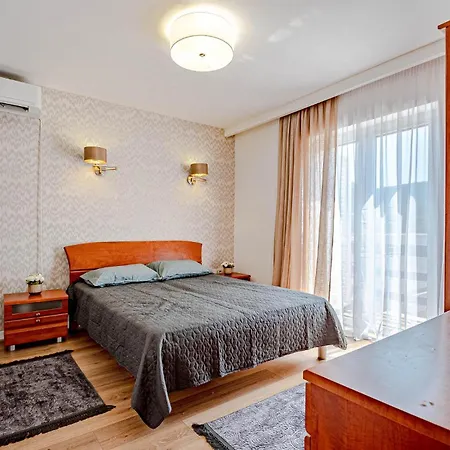 5 Bedroom In فيلا لوكا