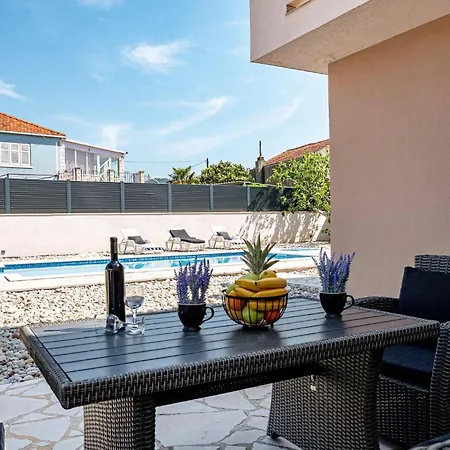 بيت للعطل 5 Bedroom In