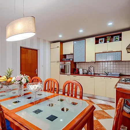 بيت للعطل 5 Bedroom In فيلا لوكا