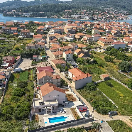 5 Bedroom In بيت للعطل فيلا لوكا